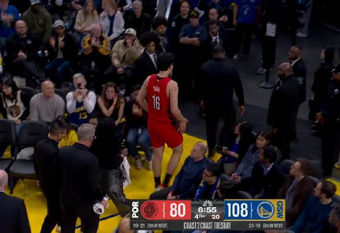 kaiyun-幸无大碍！杨瀚森后脑被撞后经短暂检查重返球场继续比赛