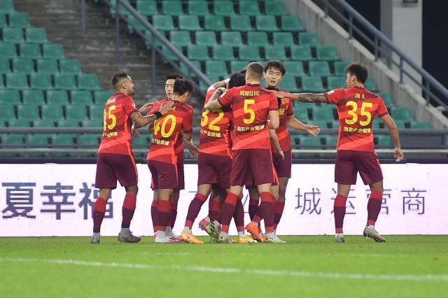 开云体育官网-【中超综述】焦点战沪粤闷平 山东泰山绝杀静待夺冠